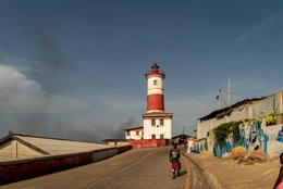 Accra;-Ghana;-Jamestown;-lighthouse;-Jamestown-lighthouse;-daily-life;-street;-pedestrian;-smoke;-mural;-graffiti;-colonial-architecture;-colonial-heritage;-Gold-Coast;-West-Africa;-Gulf-of-Guinea;-historic-district;-fishing-community;-street-photography;-documentary-photography;-Kaleidos;-Kaleidos-images;-La-parole-à-limage;-Stories-Pictures;-Tarek-Charara